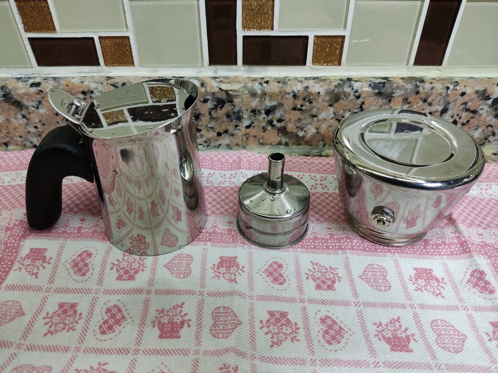 cleaning moka pot
