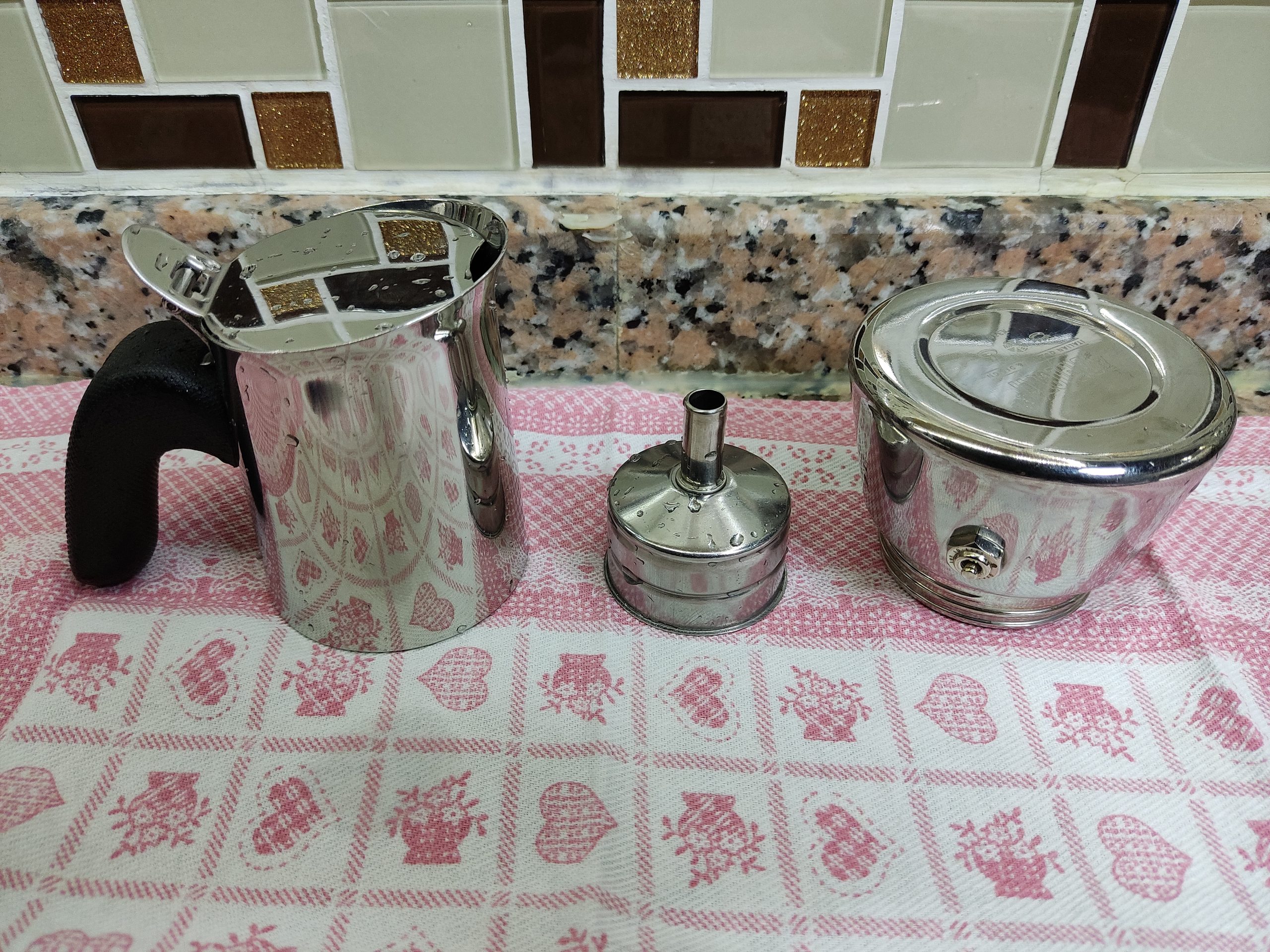 cleaning moka pot