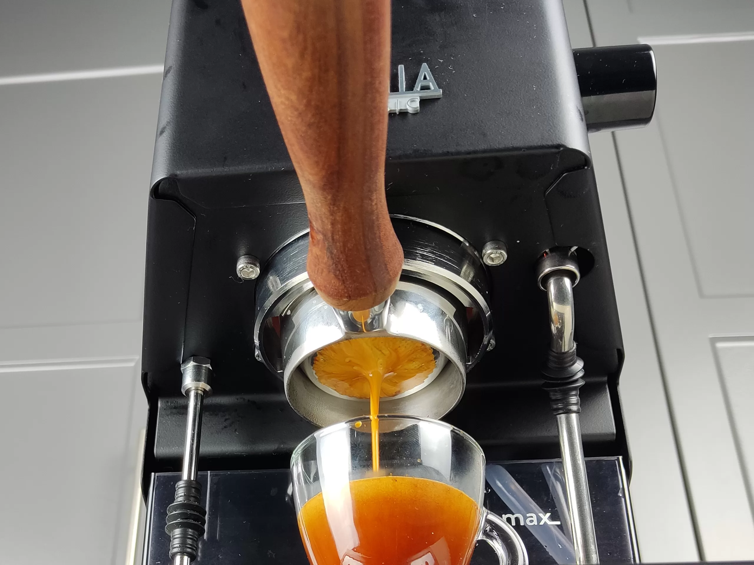 Espresso Machine with naked portafilter